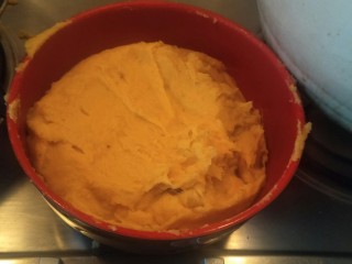 不一样的红薯芝士蛋糕🎂—绝赞美味！, 基本上在锅里能成团了，就倒出来晾凉。