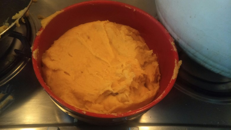 不一样的红薯芝士蛋糕🎂—绝赞美味！, 基本上在锅里能成团了，就倒出来晾凉。