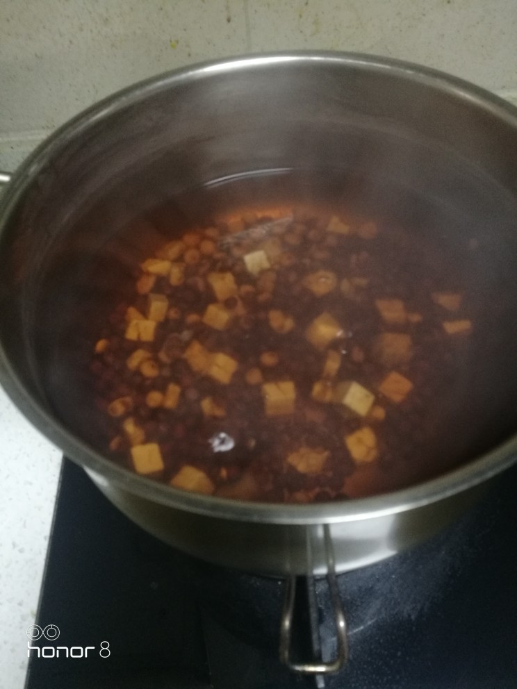 菜谱#顺时养生粥#[创建于11/12~2018],起锅注水，烧开，倒入茯苓、赤小豆、芡实中小火先煮20分钟。