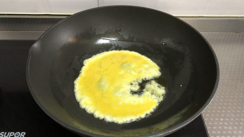 黑椒火腿炒饭,锅中热油，倒入鸡蛋液