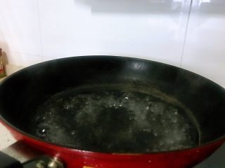 醪糟黑芝麻汤圆,锅中加入清水，将水烧开，水的多少得看锅的大小和深浅来决定，最终以下入汤圆时能没过为准。