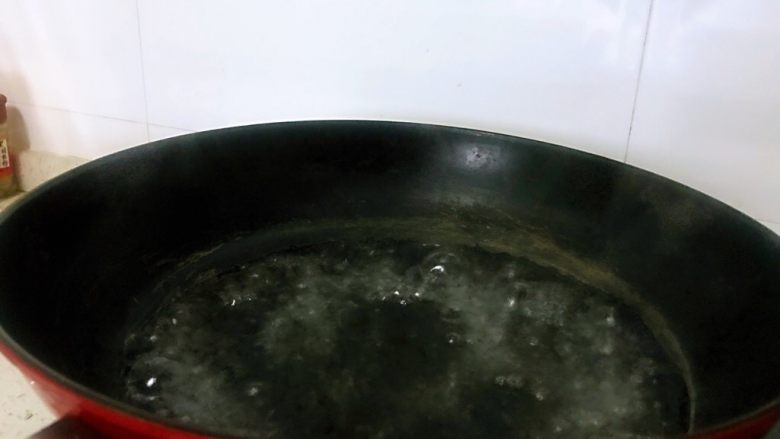 醪糟黑芝麻汤圆,锅中加入清水，将水烧开，水的多少得看锅的大小和深浅来决定，最终以下入汤圆时能没过为准。