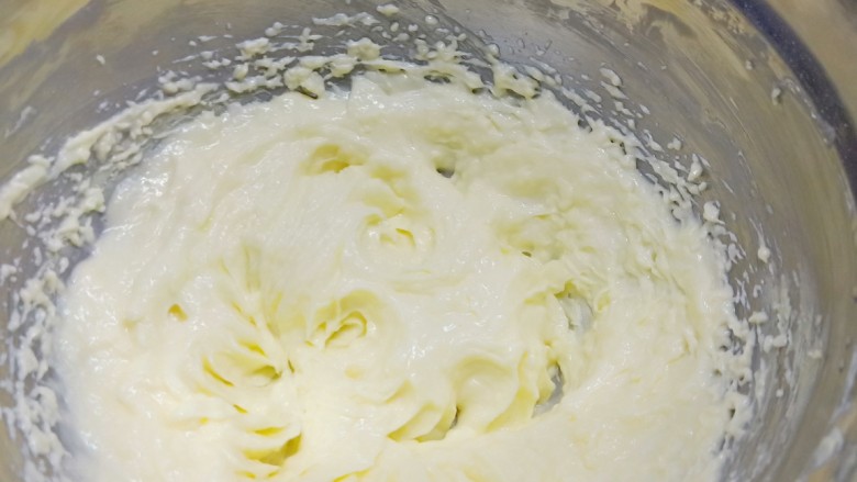 咸香酥脆《葱香曲奇饼干》,打蛋器中速搅打至乳膏状。