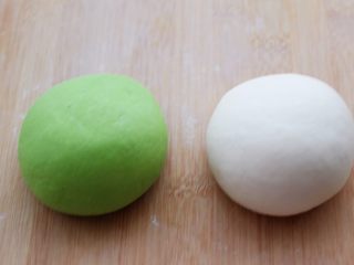 菠菜双色花样小馒头卷,分别把两个颜色的面团排气揉匀后。
