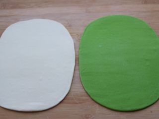 菠菜双色花样小馒头卷,再把两种颜色的面团分别擀成两张长方形的薄面片。