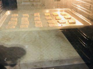 蔓越莓饼干,放入烤箱中层，上下火180度20分钟。（可以根据自家烤箱的温度灵活调整）