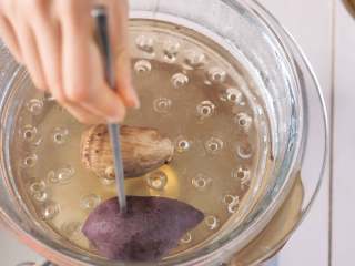 宝宝辅食 8m+混合泥 紫薯芋头泥,能够用筷子扎透即可出锅。