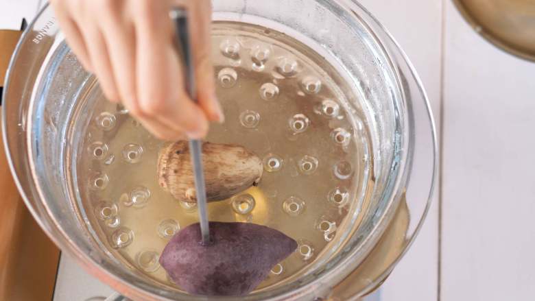 宝宝辅食 8m+混合泥 紫薯芋头泥,能够用筷子扎透即可出锅。