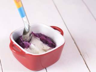 宝宝辅食 8m+混合泥 紫薯芋头泥,可以先单一种类给宝宝尝试。