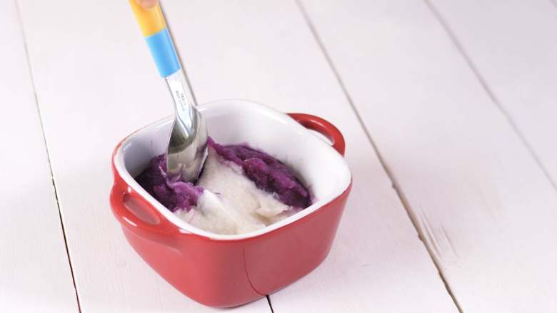 宝宝辅食 8m+混合泥 紫薯芋头泥,可以先单一种类给宝宝尝试。