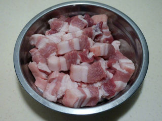 红烧肉炖鹌鹑蛋,裕滨纯粮年猪带皮五花肉清洗干净，切成两公分左右的方块；