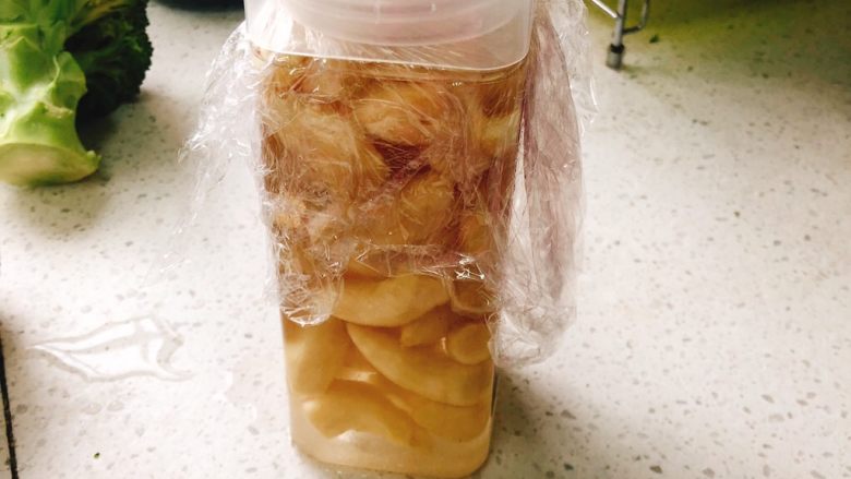 醋腌嫩生姜-可做早餐稀饭配菜,盖上盖子，放冰箱1个月即可食用。
