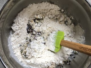 免揉坚果包,入高粉、用刮刀由下而上搅拌至无干粉颗粒（面粉不用过筛）