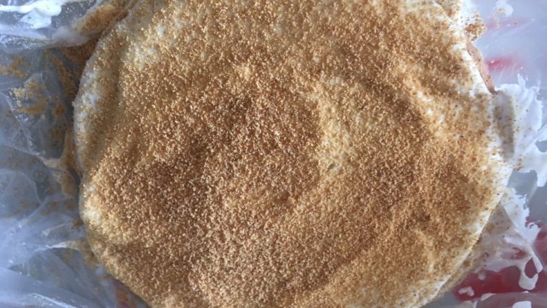 俄式提拉米苏（六寸）,撒上擀好的饼皮粉上面再摞一张饼再抹奶油撒粉