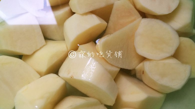日式咖喱饭  家庭方便版,土豆切块（稍微切大一点）。