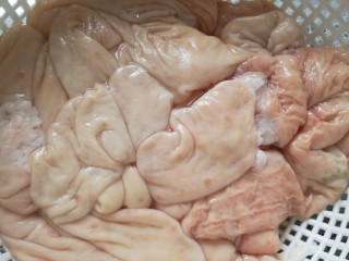 猪大肠包糯米红枣,把大肠内的脂肪去除干净，过程1个小时