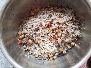 猪大肠包糯米红枣,糯米提前一天冷水浸泡，把所有材料混合加上少许盐和糖