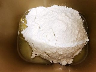 波兰种——香葱肉松手撕面包,按照先放液体材料，再放干性材料把面团材料放入面包桶里，盐和糖分开两个对角