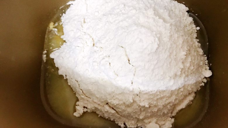 波兰种心形白吐司,面团材料按照先放液体，再放干性材料放入面包桶里，盐和糖分开放