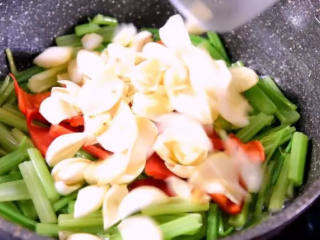 学做家常菜——芹菜百合炒腰果,加入盐、糖，炒匀