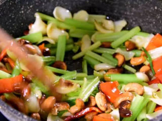 学做家常菜——芹菜百合炒腰果,关火，倒入腰果，炒匀即可
