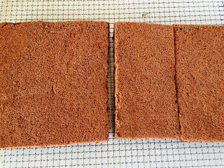 红豆抹茶巧克力慕斯,首先需要用28*28的正方形烤盘烤制一个戚风蛋糕片，然后进行分割，呈现两个6寸的正方形，如图。