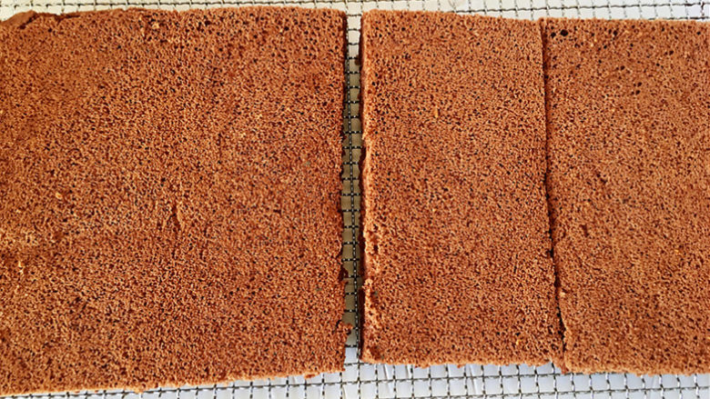 红豆抹茶巧克力慕斯,首先需要用28*28的正方形烤盘烤制一个戚风蛋糕片，然后进行分割，呈现两个6寸的正方形，如图。