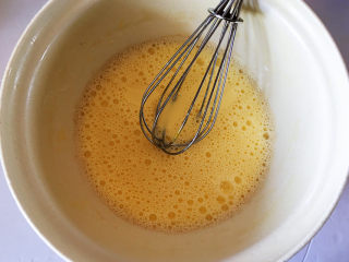 红豆抹茶巧克力慕斯,制作炼乳慕斯。
另取一个蛋黄，加入沸腾的牛奶，打到发白。