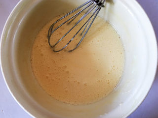 红豆抹茶巧克力慕斯,其余30g淡奶油加入炼乳蛋黄液中，拌匀。