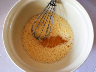 红豆抹茶巧克力慕斯,加入泡软的吉列丁片5克，再隔水加热到吉列丁片溶化。