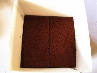 红豆抹茶巧克力慕斯,将糖酒液刷在巧克力蛋糕上。