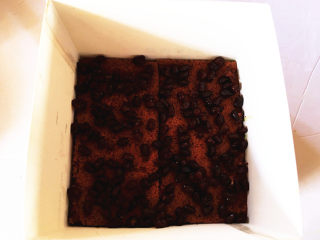 红豆抹茶巧克力慕斯,加入适量的蜜红豆。