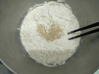 腊味糯米卷,面粉加入酵母，水