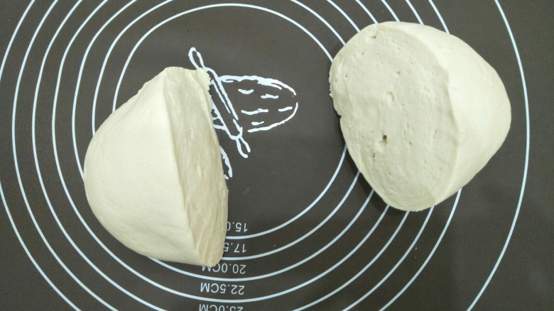 腊味糯米卷,拿出来揉一揉排气分成两份盖布静置五分钟。