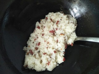 腊味糯米卷,放入煮好的糯米饭加入适量的盐抄均匀。