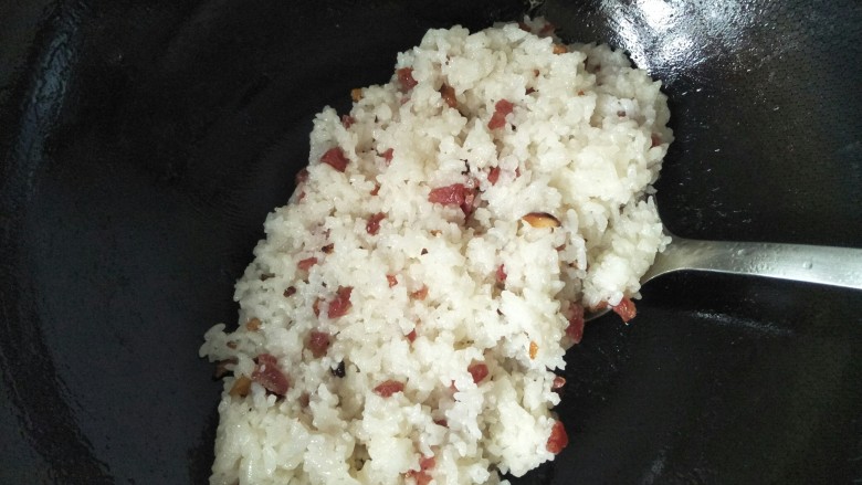 腊味糯米卷,放入煮好的糯米饭加入适量的盐抄均匀。