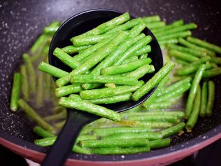 干煸豆角,捞出控油备用，如果豆角多可分两次炸，这样就不用那么费油了