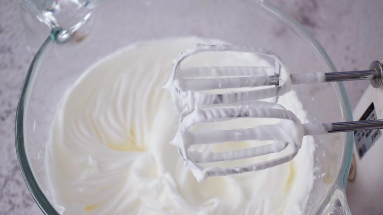 7寸中空原味戚风蛋糕,提起打蛋器有小尖角即可，称为蛋白霜