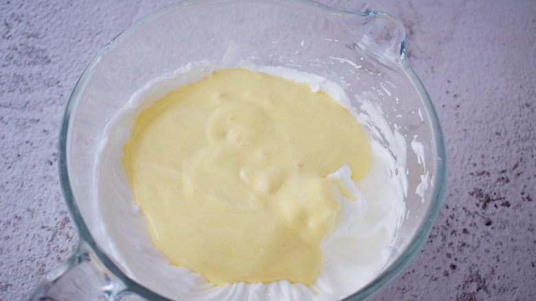 7寸中空原味戚风蛋糕,再把拌匀的蛋黄糊倒回蛋白霜中