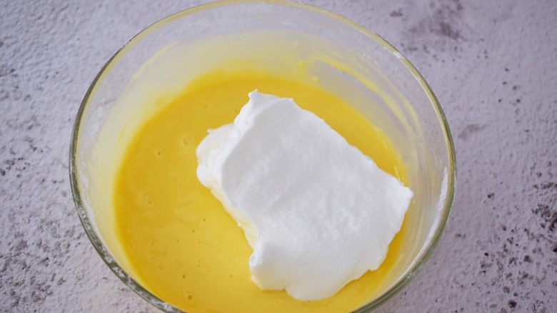 7寸中空原味戚风蛋糕,把三分之一的蛋白霜加入蛋黄糊中，翻拌或都上下拌匀