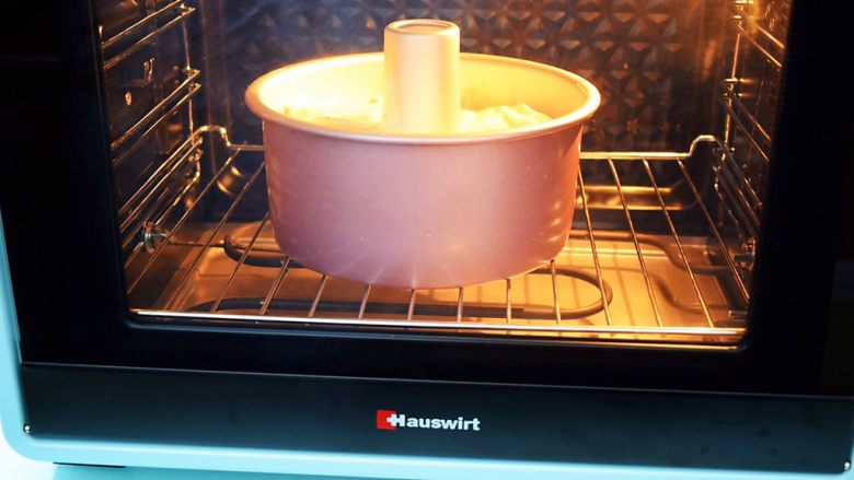 7寸中空原味戚风蛋糕,放入预热好的海氏烤箱，上下火155度，下层55分钟