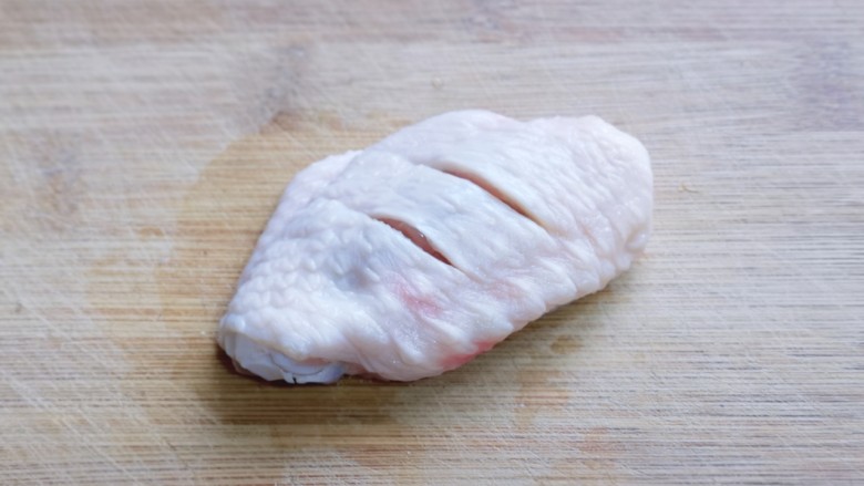 什锦烤鸡翅,将泡好的鸡翅用锋利的刀划出痕迹，这样鸡翅会更入味，依次做完。