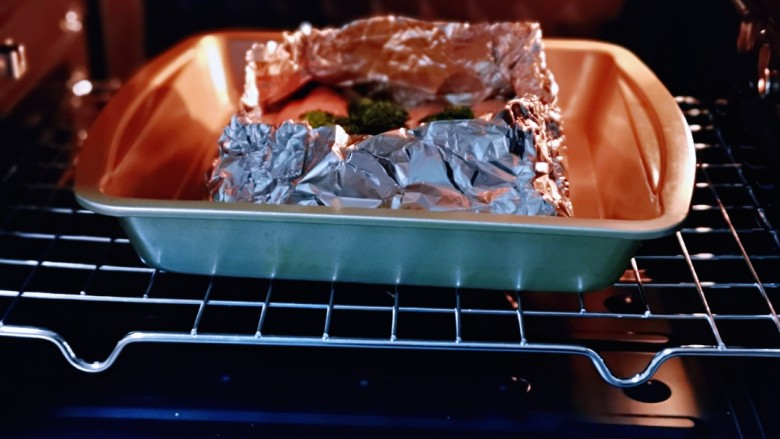 什锦烤鸡翅,将烤网入烤箱中层，烤盘放烤网上。