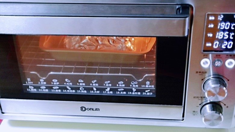 什锦烤鸡翅,上火190度，下火185度，烤20分钟。