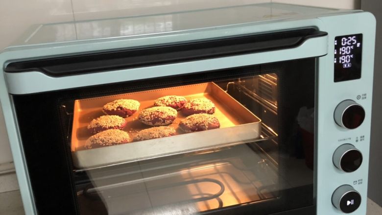 香烤紫薯蜜豆饼,送入预热好的烤箱，中层，上下火190度烤25-30分钟，至表面金黄。