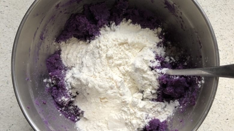 香烤紫薯蜜豆饼,加入面粉，用手揉