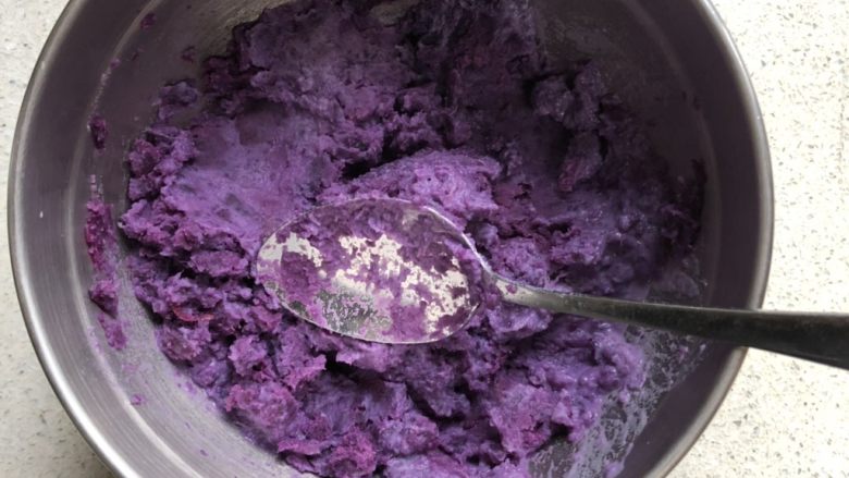 香烤紫薯蜜豆饼,用勺子按压搅拌均匀