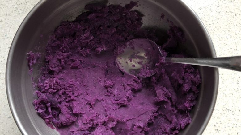 香烤紫薯蜜豆饼,用勺子压碎