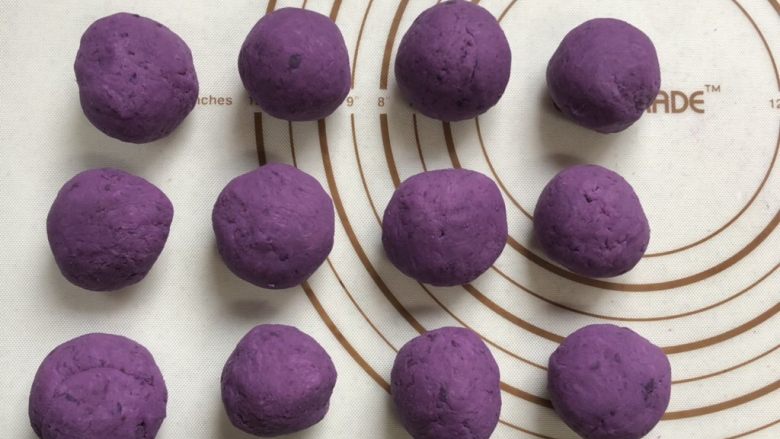 香烤紫薯蜜豆饼,一个个搓圆