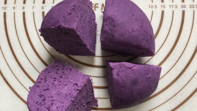 香烤紫薯蜜豆饼,先分四份，再每一个分成三份